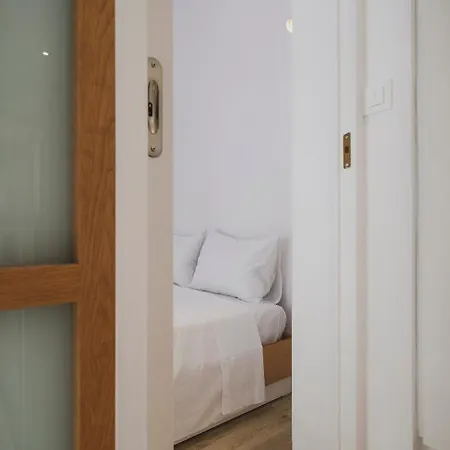 Hidden Gem In Center, Steps To Venetian Town Apartment